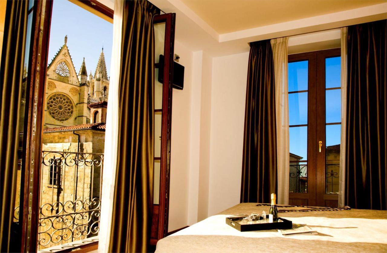 Habitación con cama grande y balcón